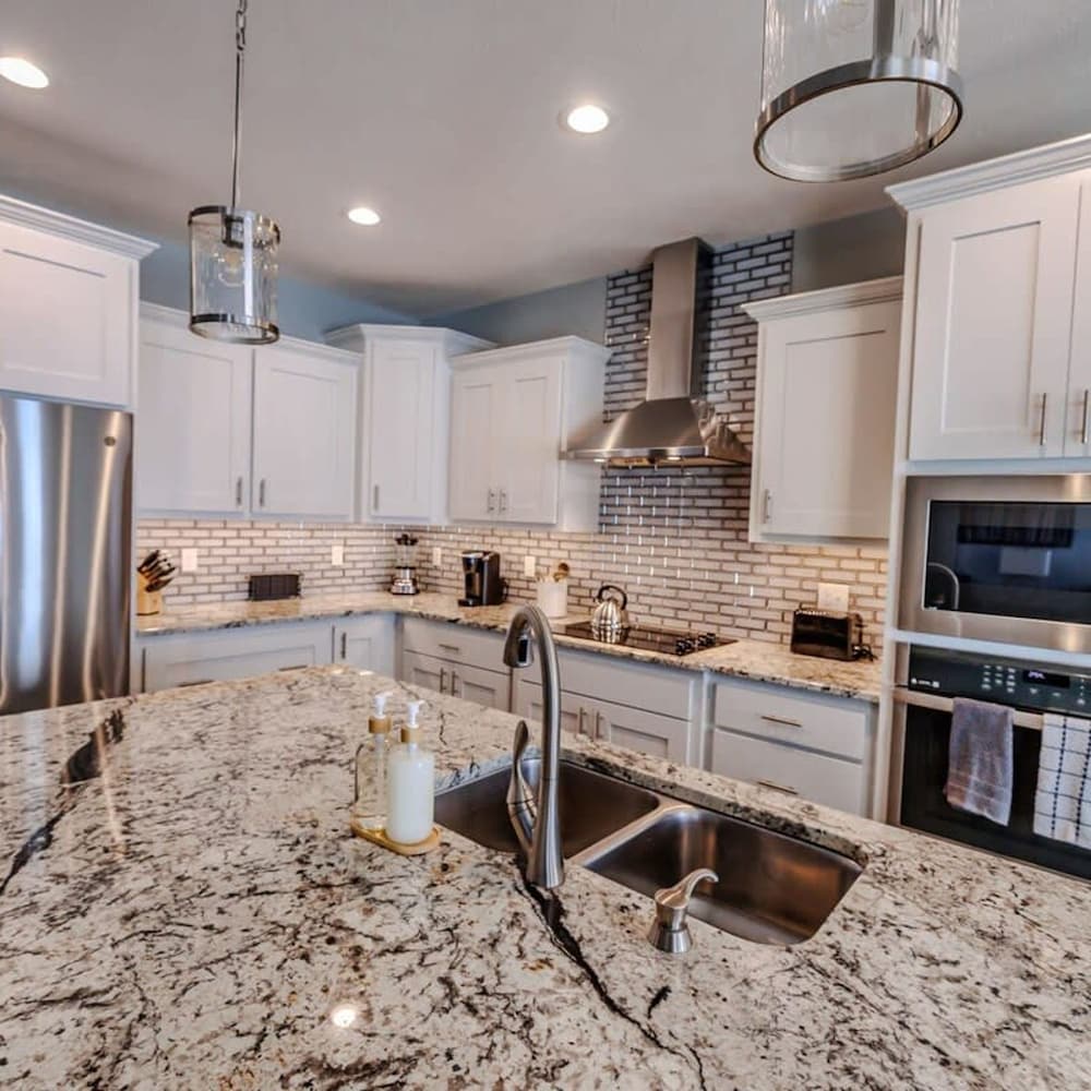 Luxury Retreat Modern 5BR Ranch in Bennington
