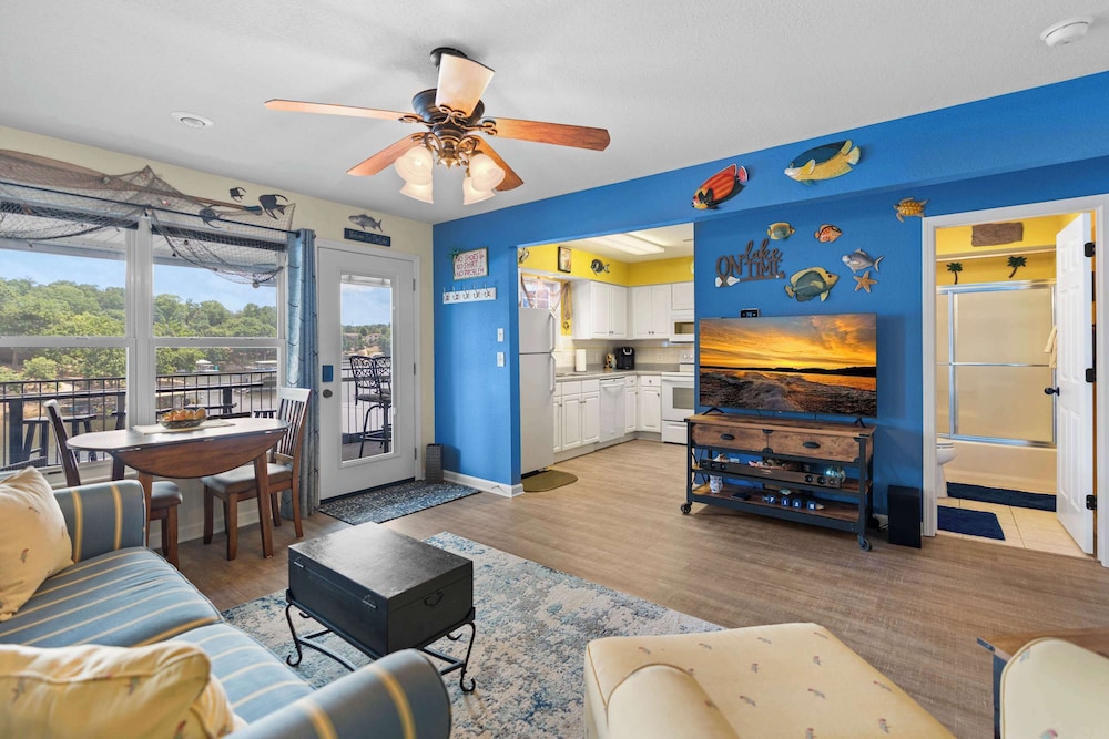Latibe Retreat Lakefront Condo for 4 w/ Balcony & Pool Access