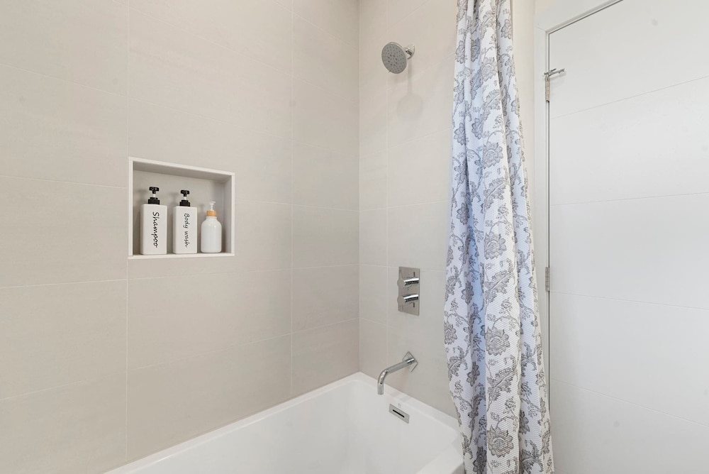 New 3bed 2bath Condo With Parking by United Center