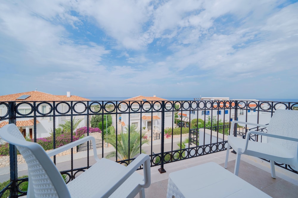 Modern Studio Apartment With Lovely sea View