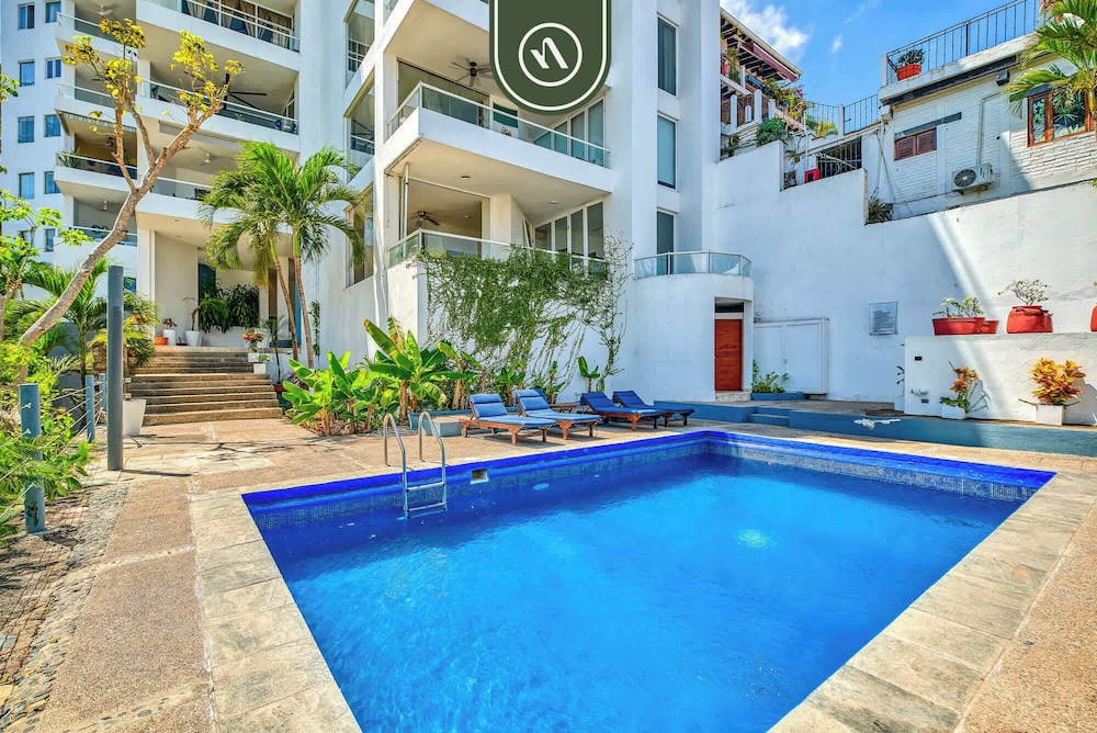 Corner 2 BR Condo - Spectacular Oceanview Sunsets