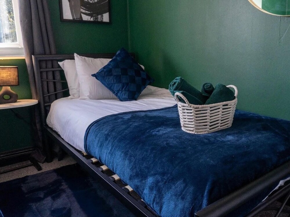 2-bed - Sleeps 4 - Pet Friendly & Free Parking
