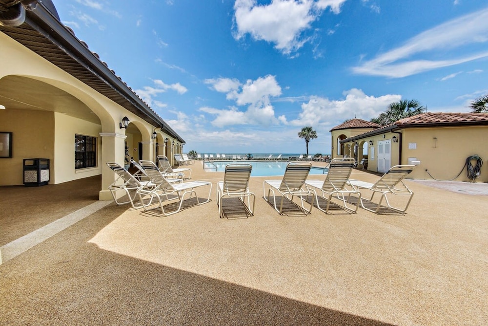 Oceanview Top-floor Penthouse in Surf Club Beach Pool Access