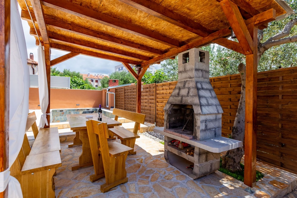 Lovely Leisure Apartments With Pool