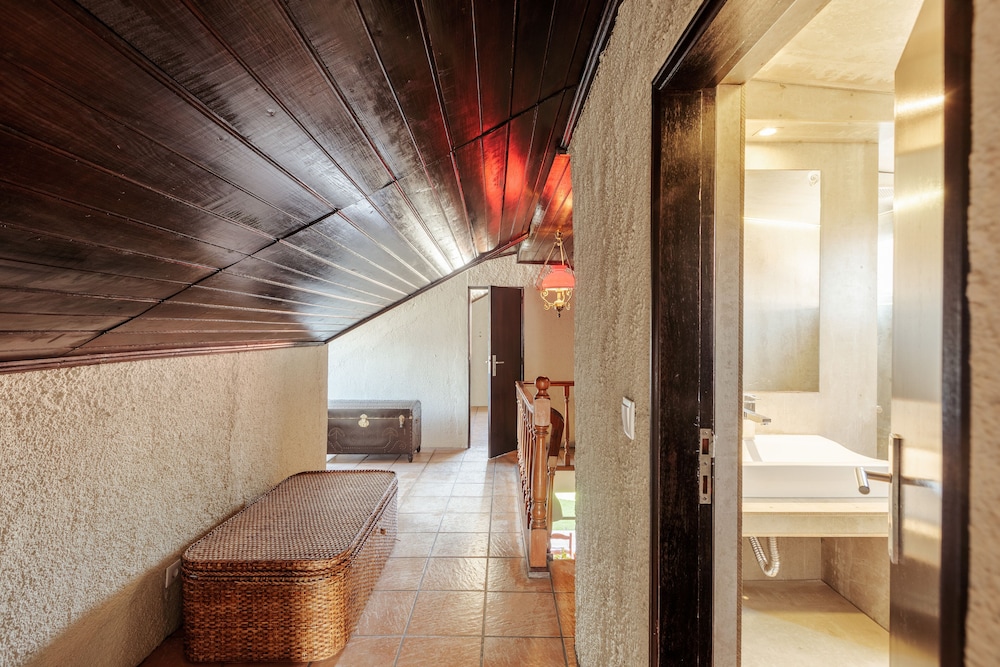 Aroeira Pool House by Lisbon-Coast