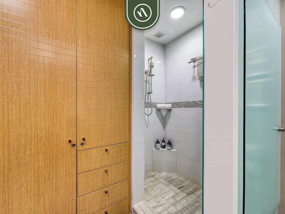 Luxury 4 BR Condo - Private Beachfront Deck With Pool