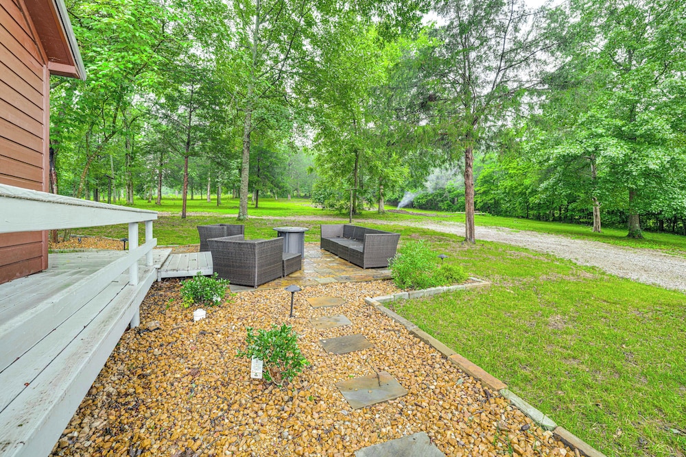 Near Bella Vista Trails & Elk River: Family Home!