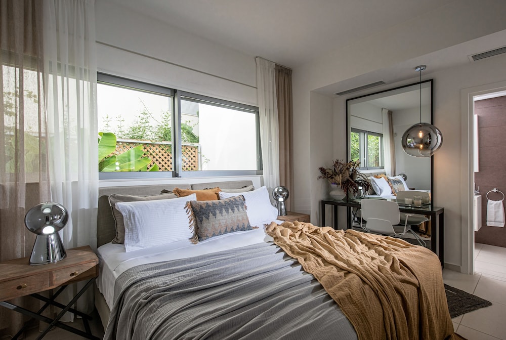 Lady Sea 6 Bedroom Villa with Heated Pool & Private Beach Access view 5