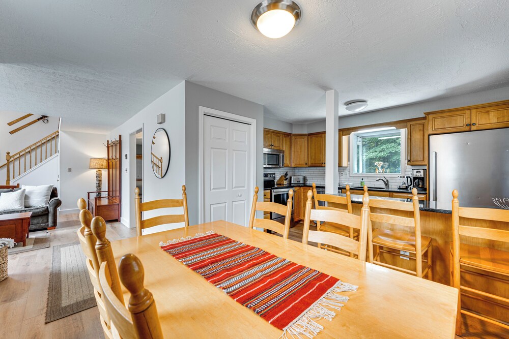 Condo w/ Deck & Grill < 5 Miles to Loon Mountain!