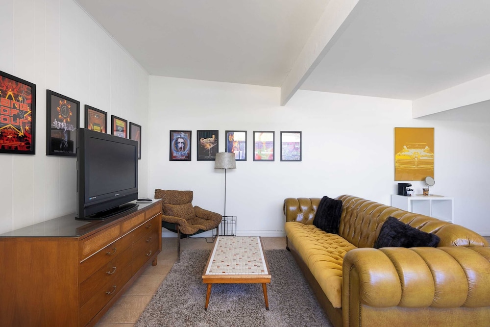 The Monkey Tree Hotel Buyout by Avantstay Entire Hotel Buyout! Funky Rooms w/ Modern Amenities!