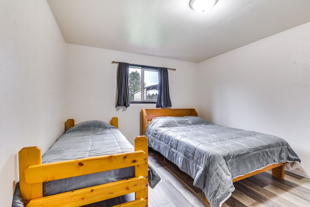Olympic Peninsula Vacation Rental: 1 Mi to Water view 5