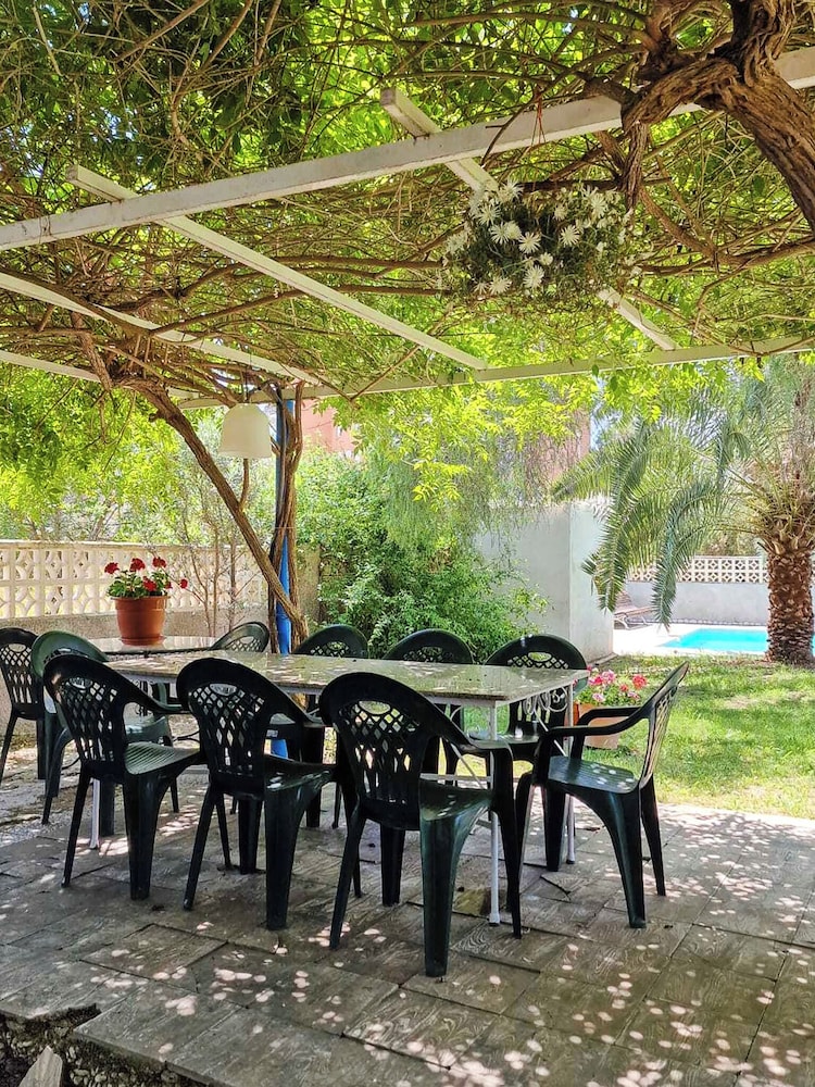 House With Exclusive Pool and Garden 7 min Walk From the Beach and the Center