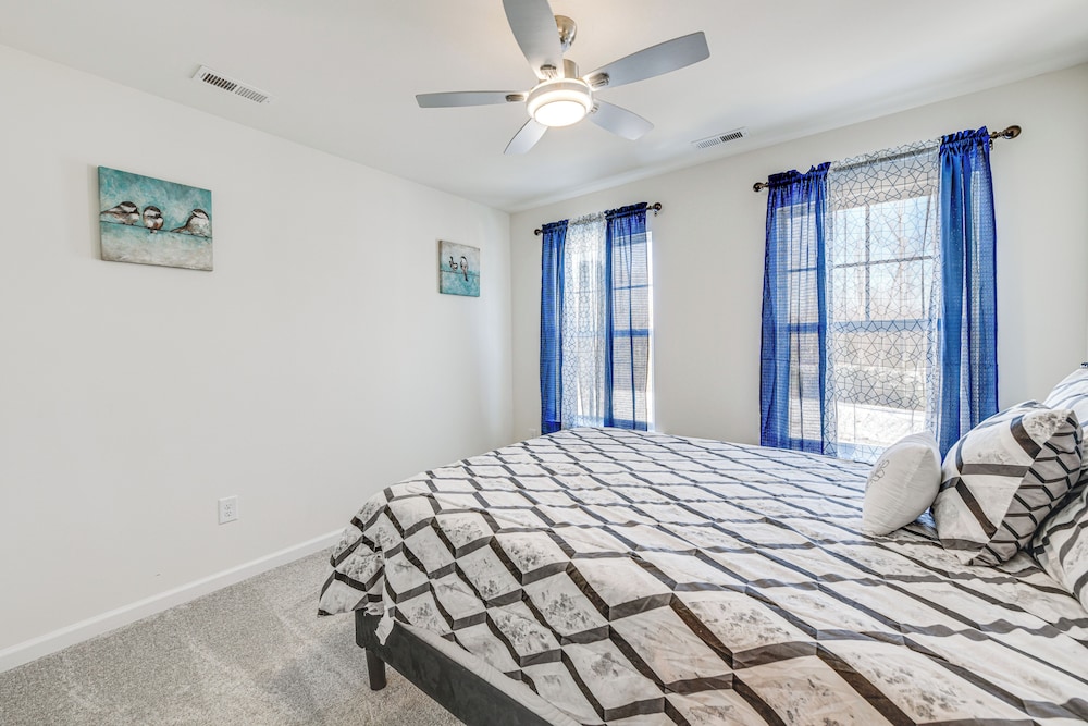 12 Mi to Dtwn Richmond: Spacious Home w/ Deck!