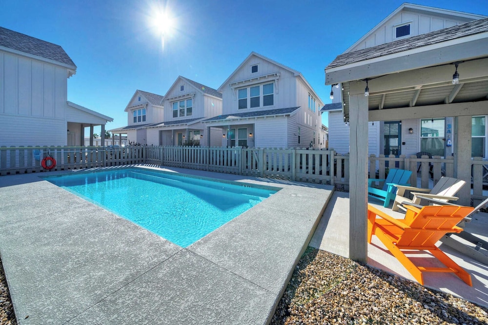 Sleeps 20 2 Homes in Mercer Village w/ Pool Heart of Old Town, Walkable