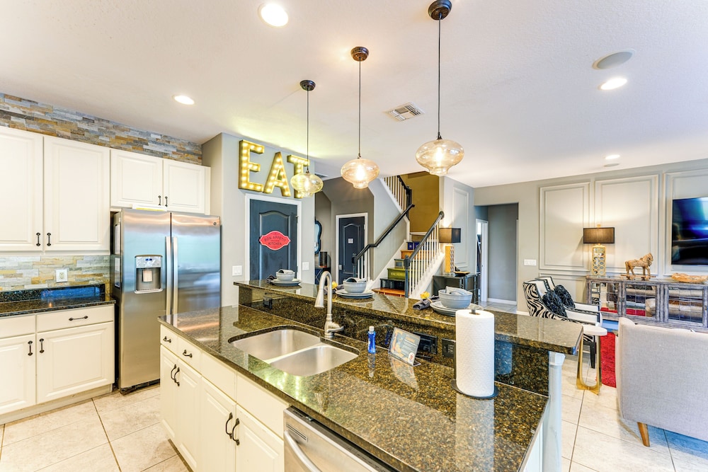 Themed Rooms, Pool & More! Custom Davenport Villa