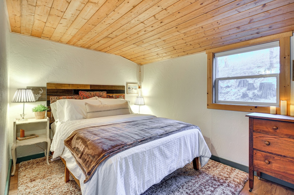Hike, Ski & Explore: Rhododendron Forest Retreat!