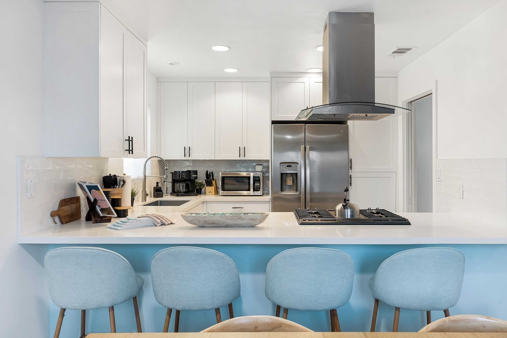 Steps to Sand! 2 Homes in 1 Sleeps 19, Outdoor Space, Walk to Shops & Dining