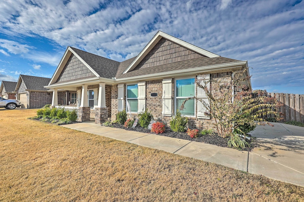 Fayetteville Home: Near University & Biking Trails view 4