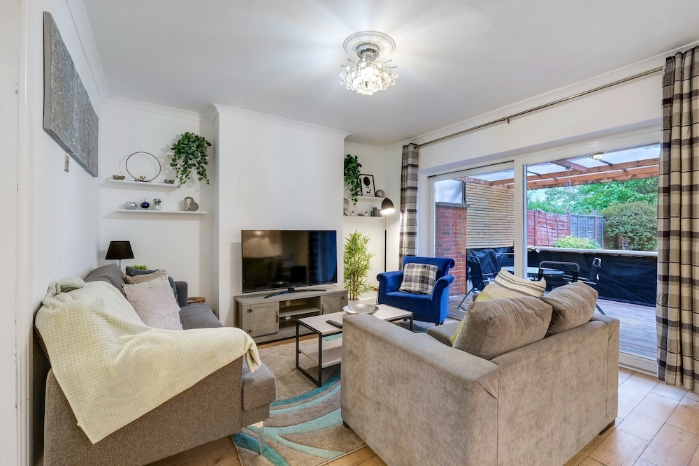 Modern 4 Bedroom Hse Garden in Feltham