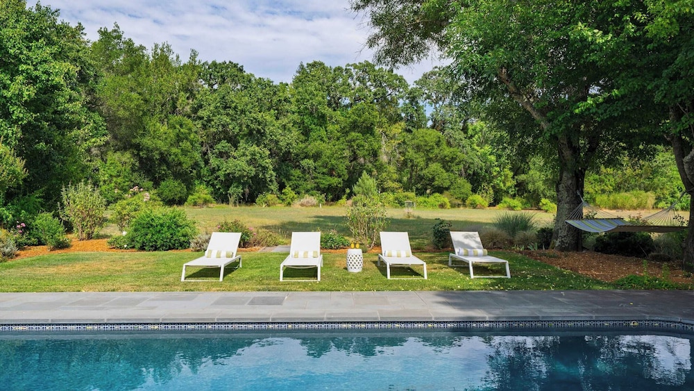 Glen Ellen Escape 5BR Retreat w/ Pool, Hot Tub, Hammocks & Vineyard Views