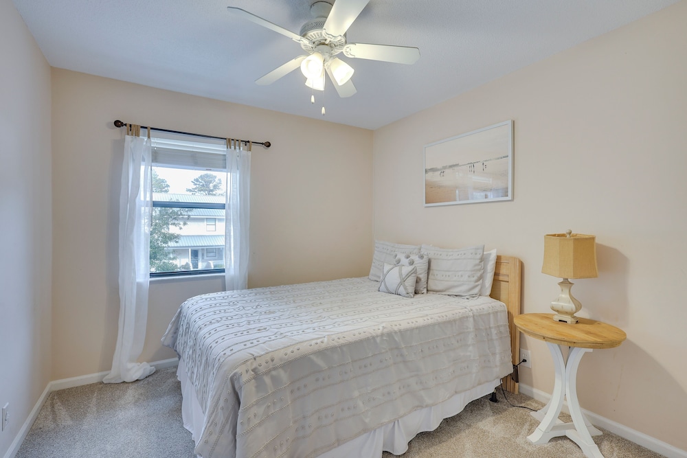 3 Mi to St Simons Beach: Gem w/ Pool Access & Deck