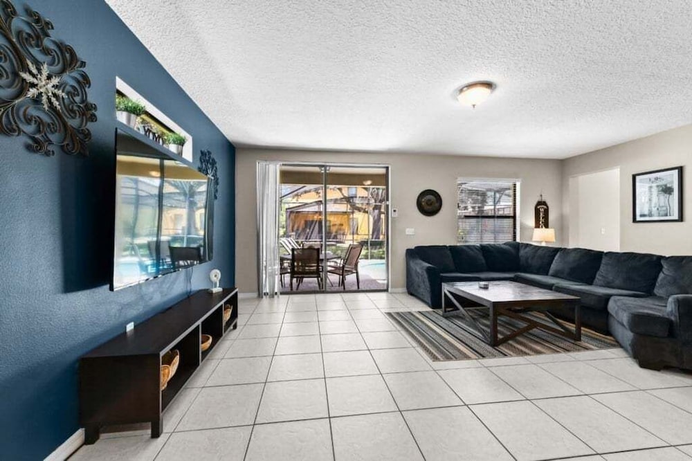 Spacious 6br Villa W/ Private Pool near Disney 6 Bedroom Villa