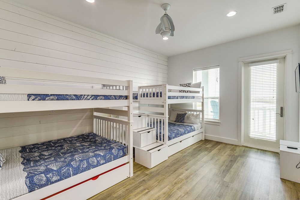 Walk to Beaches: Padre Island Escape w/ Dock