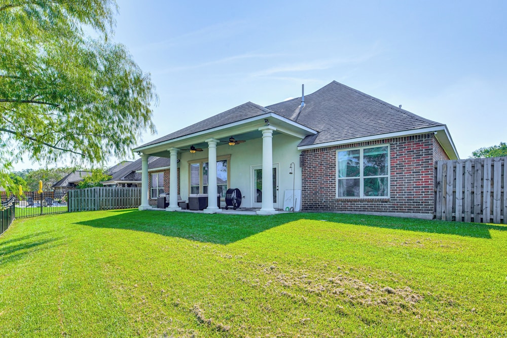 Fenced-in Yard & Pond Views: Home 18 Mi to Lsu!
