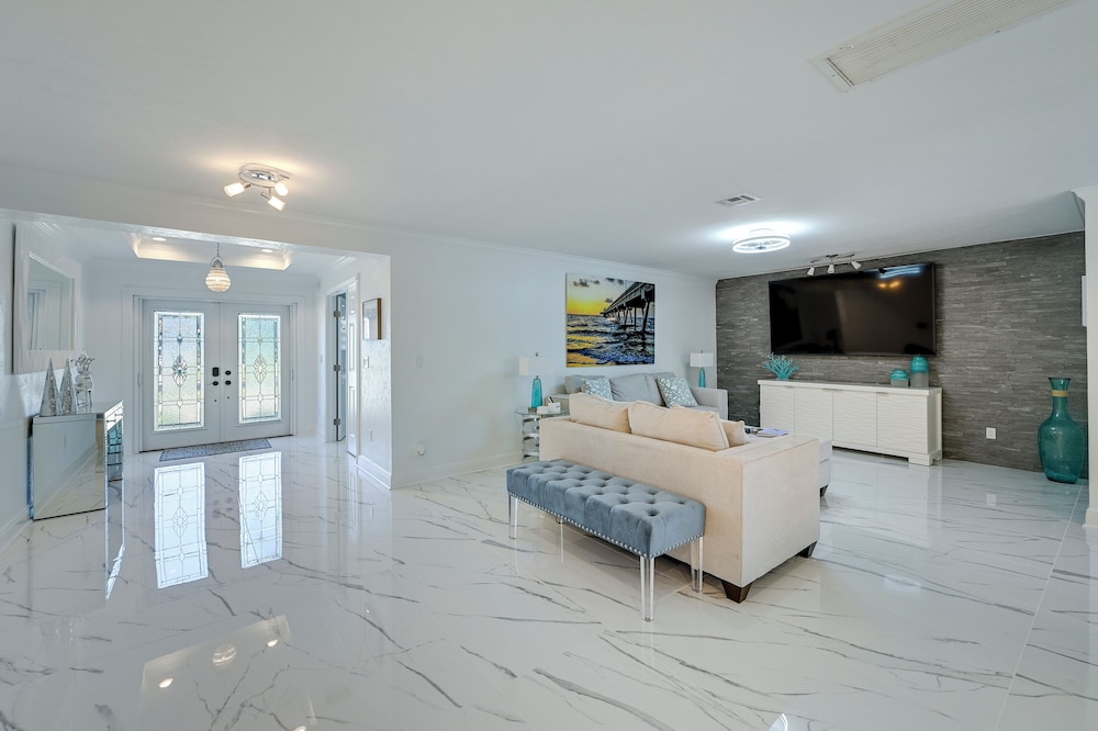 Pool & Spa: Luxe Home in Naples!