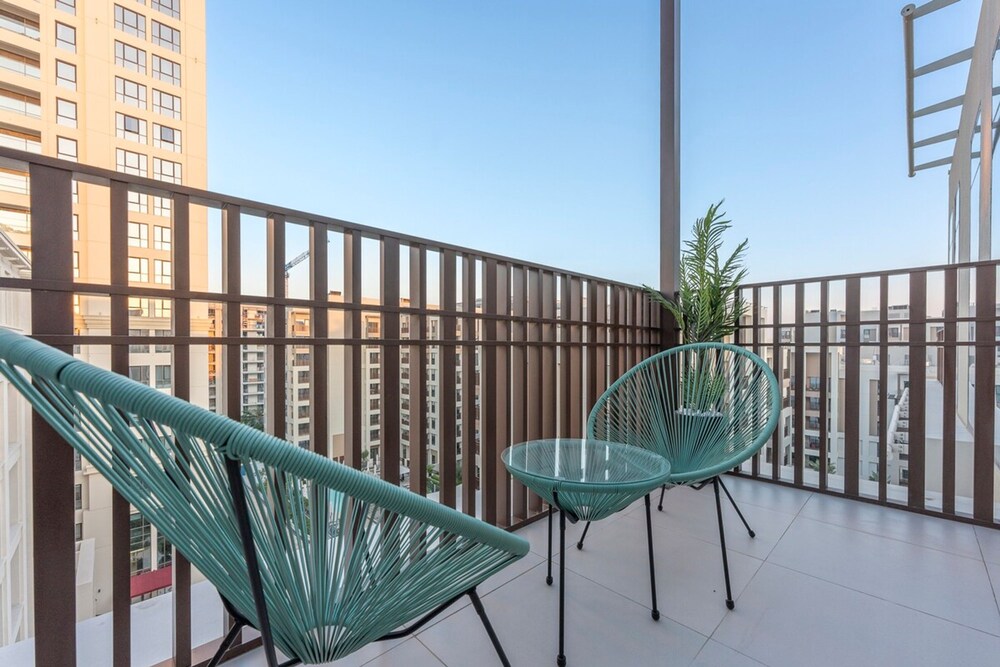 Peaceful 4-bedroom Bright Kitchen Space in Dubai Creek Harbour