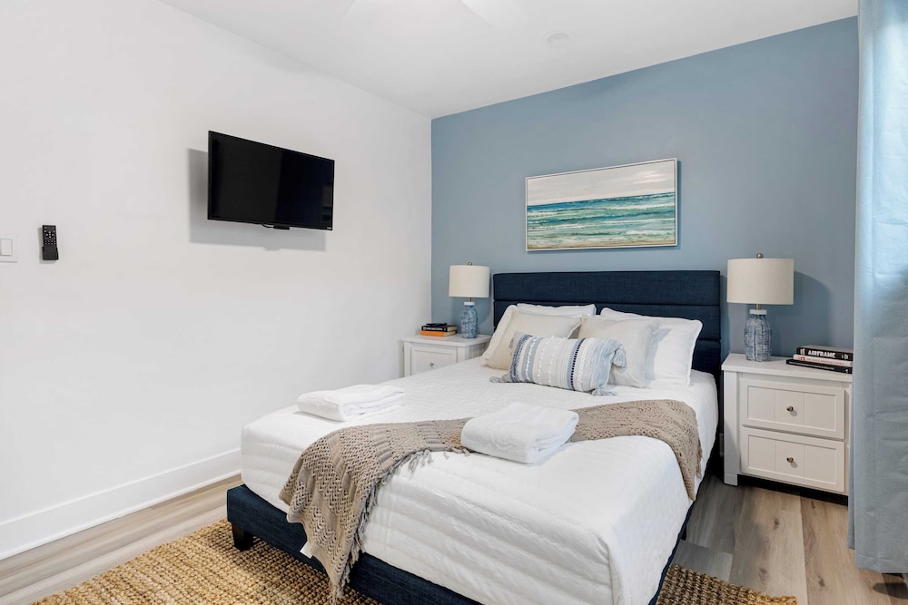 Steps From the Sand/boardwalk Outdoor Dining, Parking, and Patio in Newport