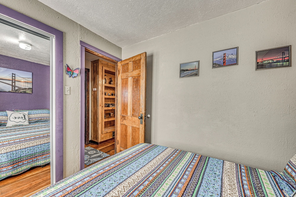 Walk to Downtown Ruidoso: Cozy Wooded Retreat