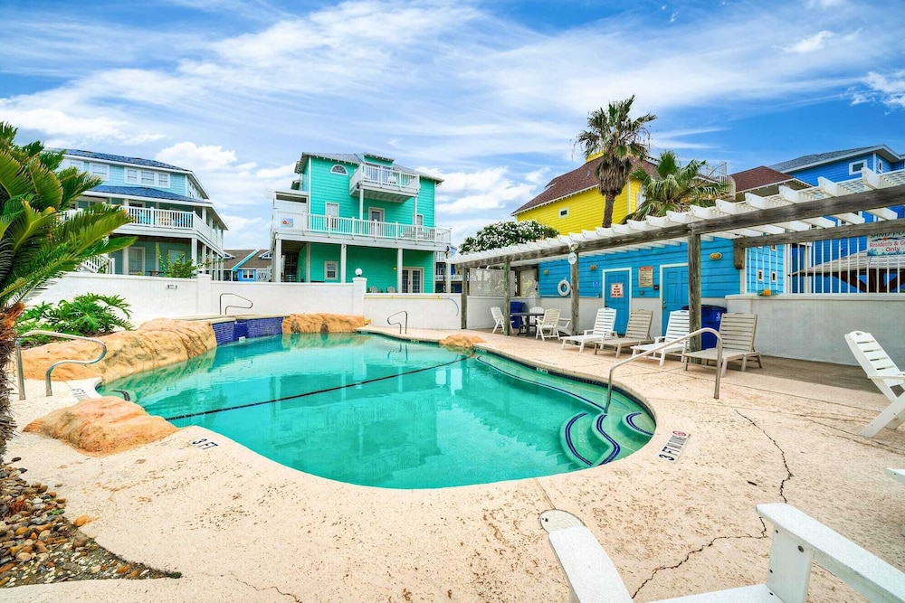 Sleeps 24 2 Homes w/ Beach Boardwalk Access & Deck Views Steps to the Beach