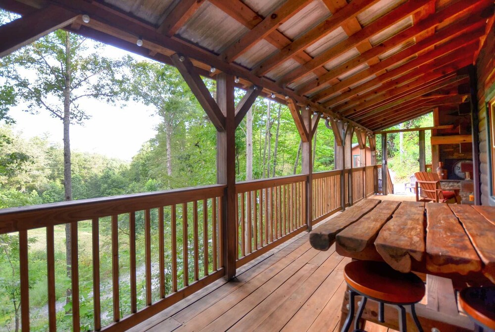 Moonshiner's Hideaway 2 Bedroom Cabin by Redawning