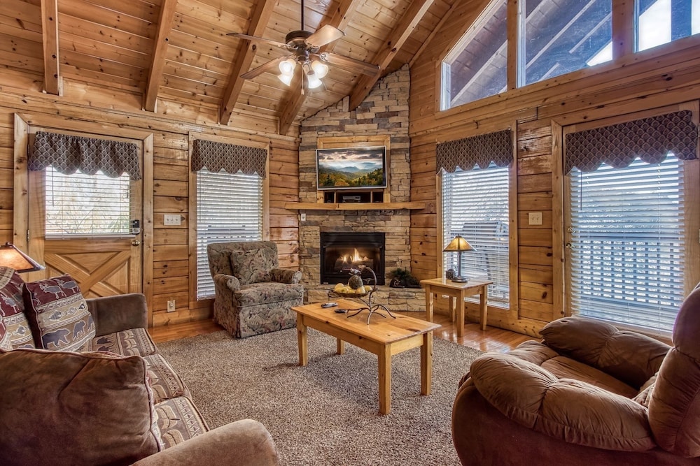 Ern859 - Absolute Paradise - Great Location! Close To All The Action! 2 Bedroom Cabin by RedAwning view 5
