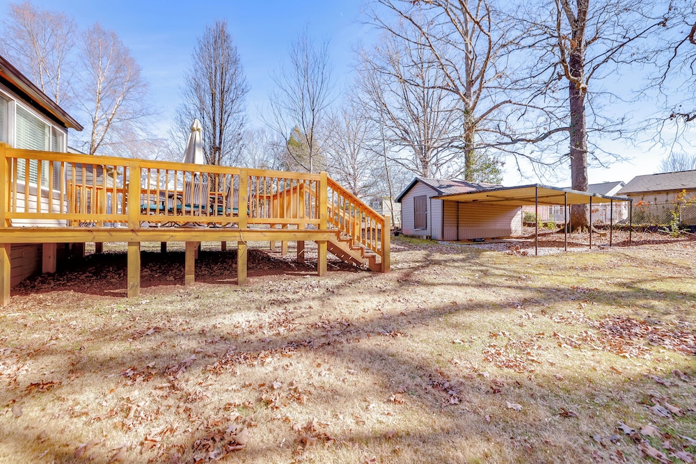 4 Mi to Liberty Bridge: Greenville Getaway w/ Deck