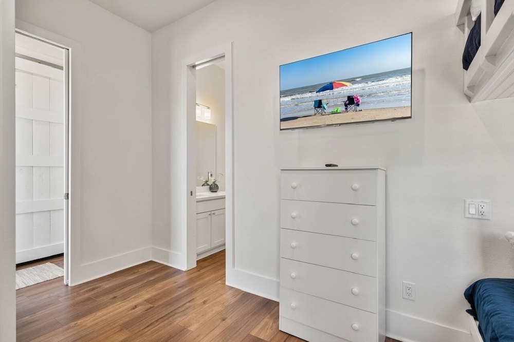 Tidewater 4 Bedroom Home by RedAwning