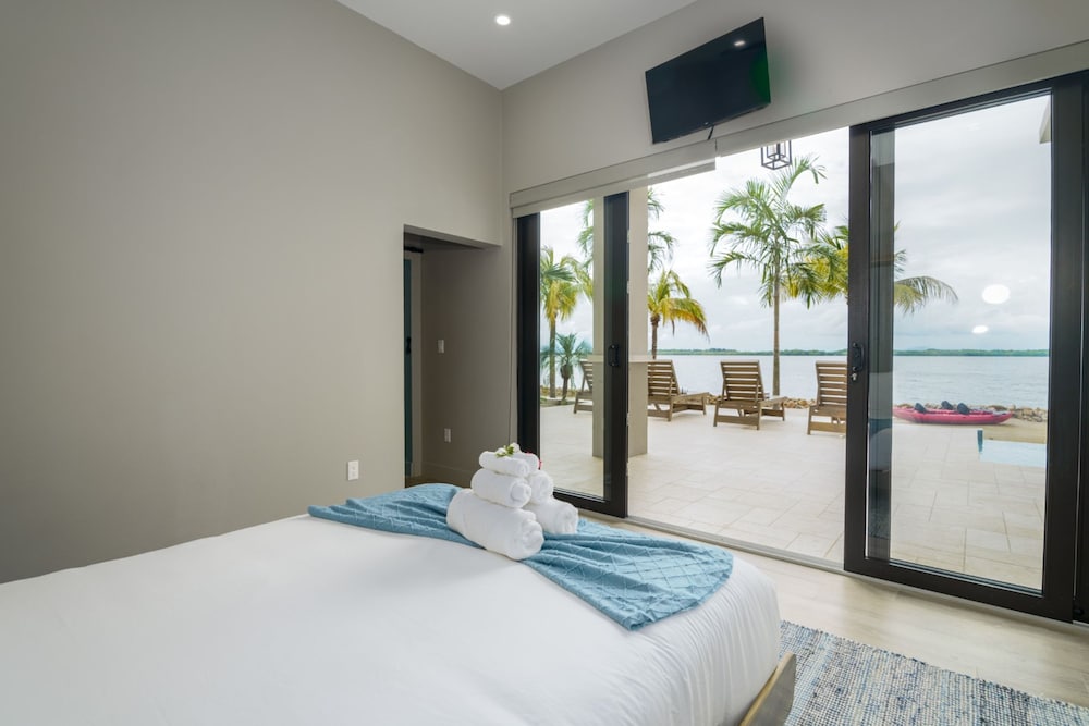 NEW 3 Story 4-bed Waterfront Villa w Sunset Views