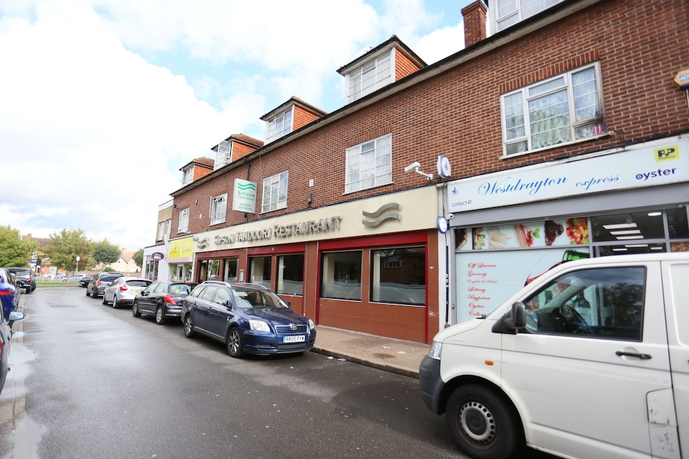 West Drayton Vacations - Sitara House - Property Image 2