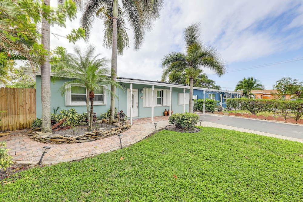 1 Mi to Beach: Sunny Lantana Cottage w/ Pool!