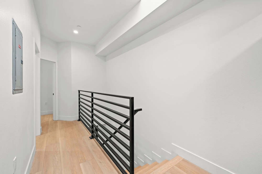 Not Affected by the Fire/modern 5BR Home With Parking, Near LA Attractions #4