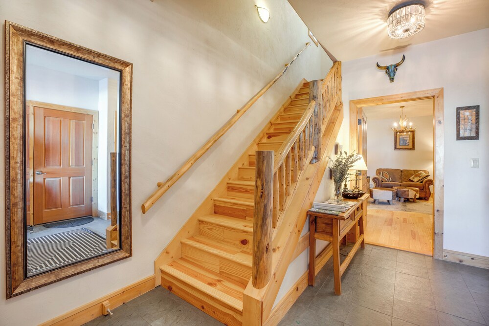 Walk to Lift! Luxe, Updated Cbmr Home w/ Mtn Views