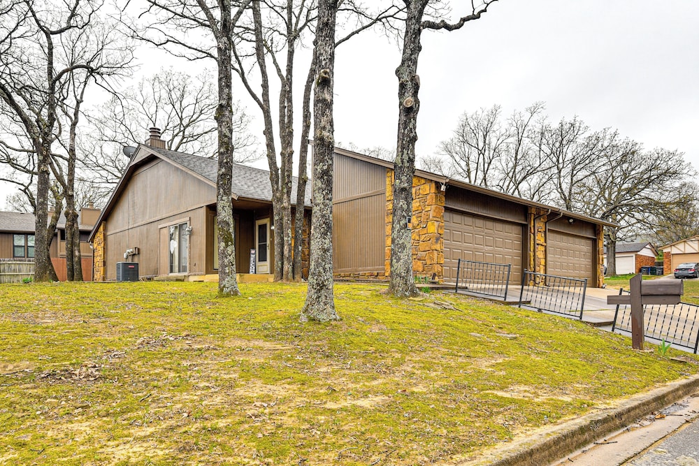 3 Mi to Downtown Tulsa: Cozy Retreat!