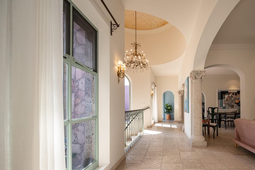 Holt - Magnificent 6BR Villa in Malanquin