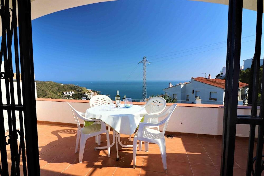 Apartment in Roses Near Waterfront & Mountains
