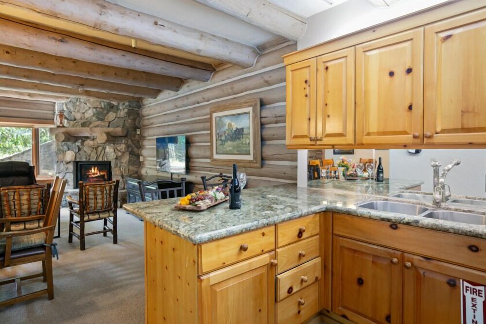 Pine Inn 9 - Two Bedroom with Spa Trail's End Lodge 2 Condo