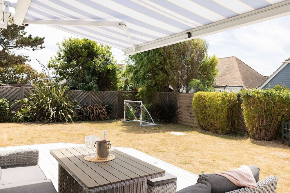 3-bed Beach Bungalow Garden 150m to Sea
