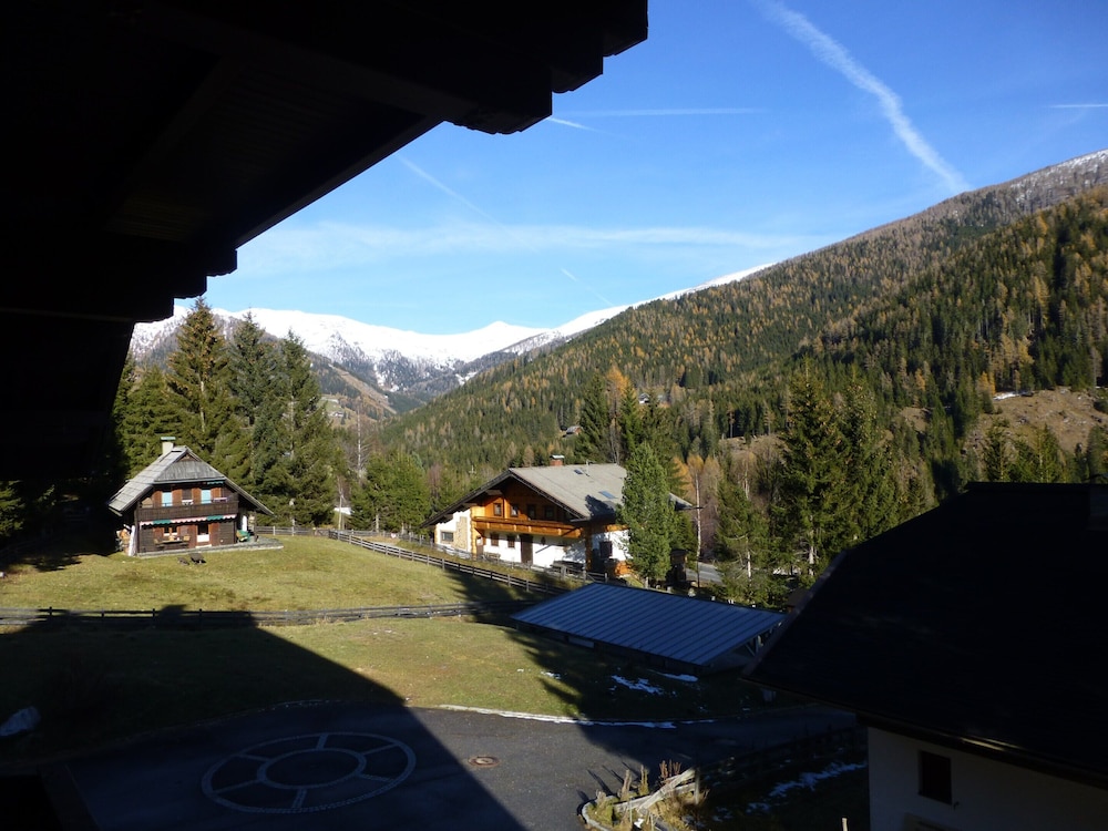 Apartment With Mountain & Slope View
