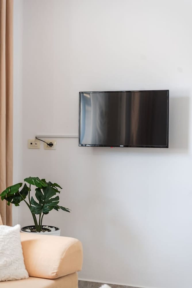 Modern Home With Wifi and Beach Access Golem