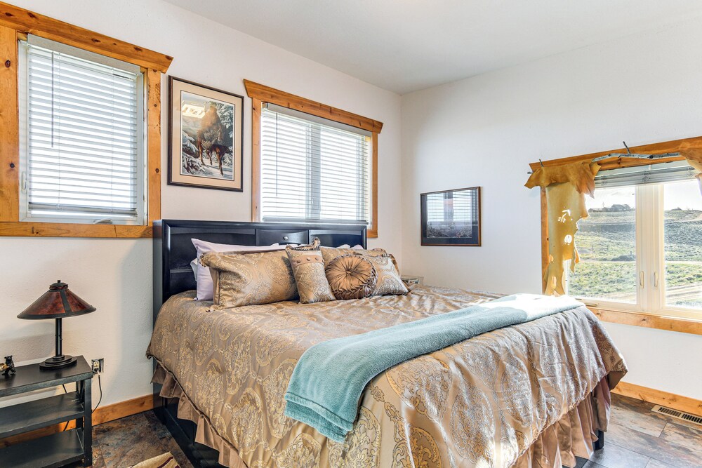 5 Mi to Lake: Secluded Pinedale Retreat w/ Sauna!